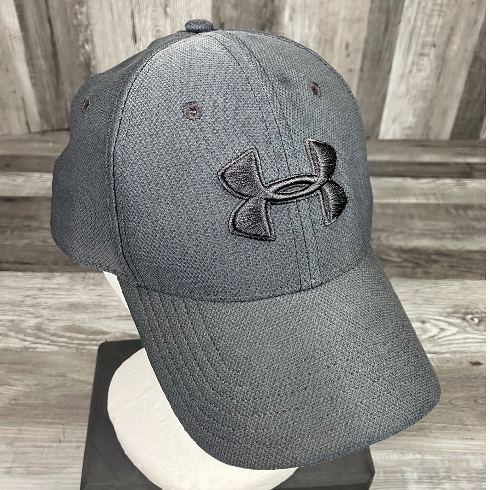 Under Armour Blitzing Mens M/L Charcoal Gray Stretch Fit Baseball Hat Cap